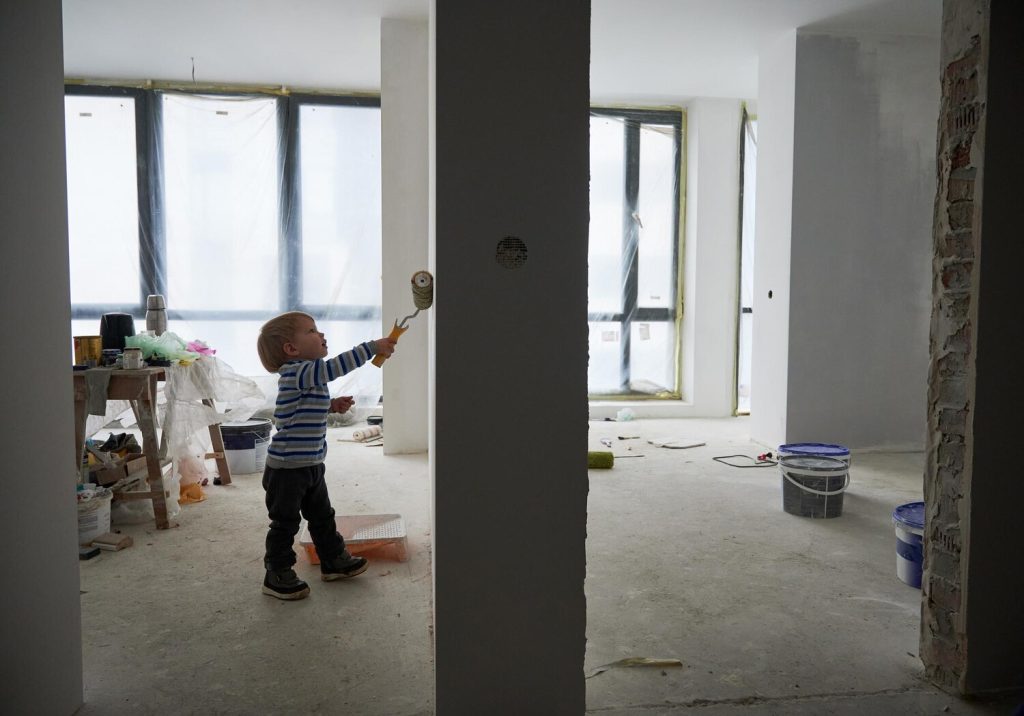 Cinq ans après l'achat, Frédéric vit toujours dans un appartement en chantier : une source de stress et d'angoisse constante